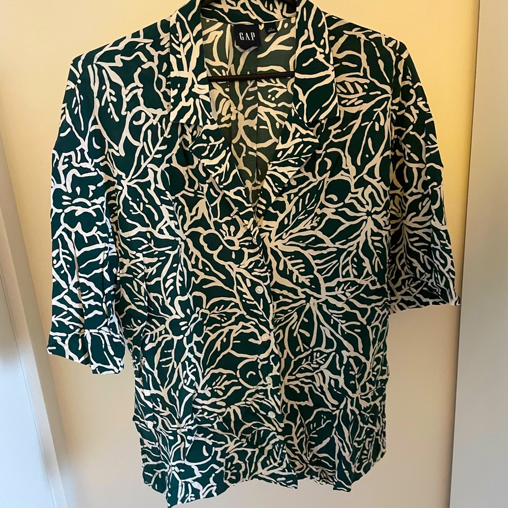 Gap - flowy vacation shirt, green design